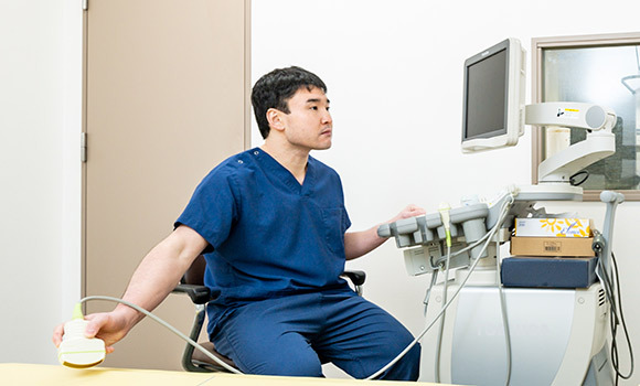 画像：腹部超音波検査（腹部エコー）検査風景